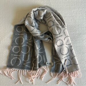[Calvin Klein] Gray and Pink Scarf